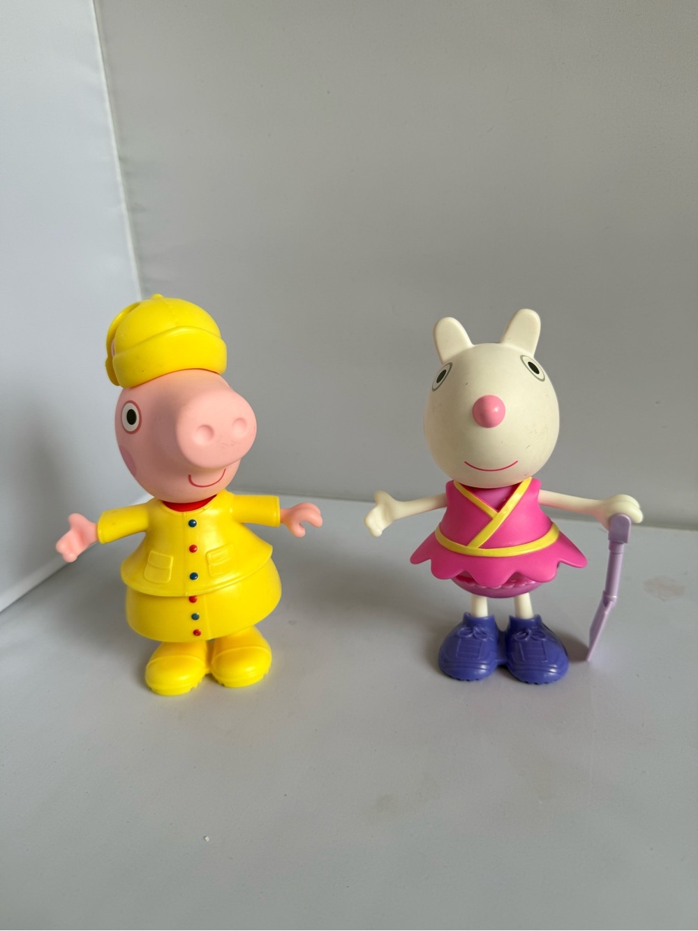 Peppa Pig Lot- Dress Up Peppa & Suzy Dolls w/ Accessories & Mini Figures - Picture 3 of 8